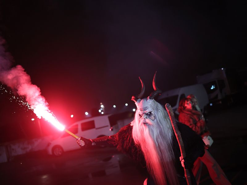 Krampus 13-letnico povlekel čez ograjo in jo opekel z gorečo baklo