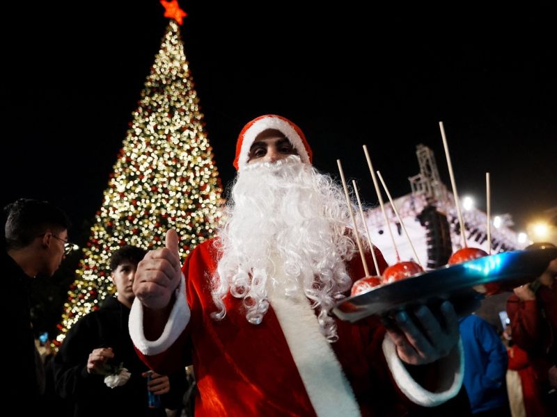 Po dveh letih tišine v Betlehemu znova zasijale lučke na božičnem drevesu