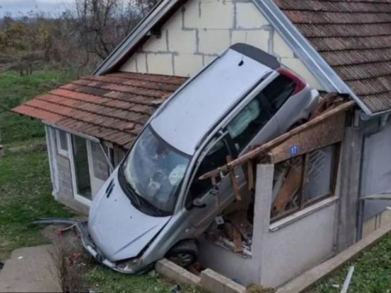 Voznik začetnik v Srbiji z avtom pristal na strehi hiše