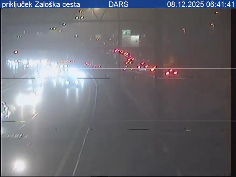 Zastoji zaradi nesreč, ponekod megla v pasovih zmanjšuje vidljivost.