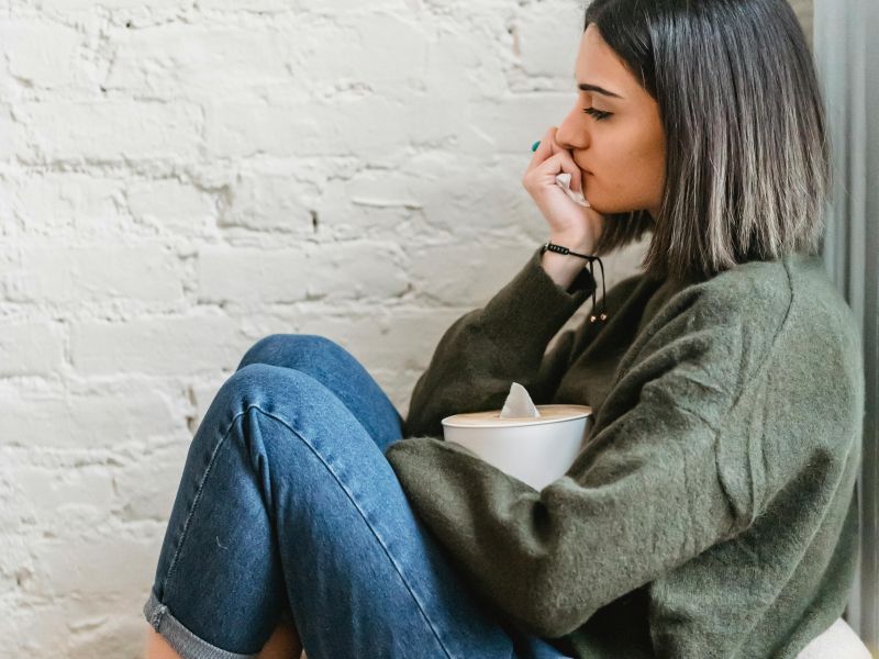 Zakaj bežimo pred tišino – in kaj v resnici prinaša stik s sabo