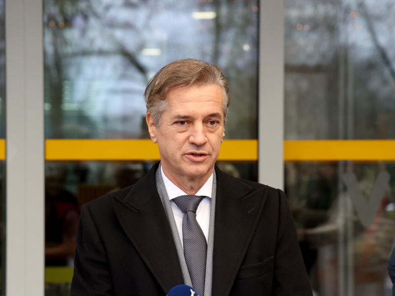 Robert Golob: Zdravstveno osebje si "zasluži našo najglobljo hvaležnost"