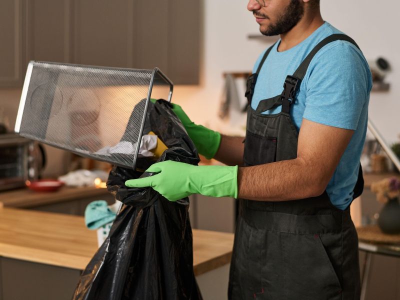 Pozimi koš za smeti smrdi močneje, rešitev je presenetljivo preprosta