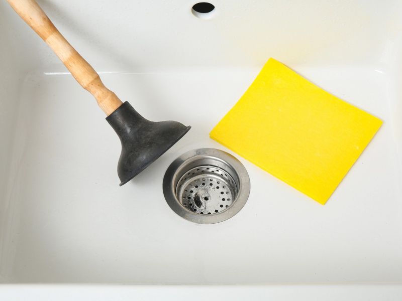 Zamašen odtok? Imamo poceni rešitev, da odženete smrad