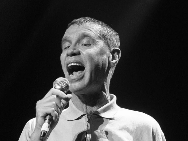 Umrl je pevec in umetnik Aleš Hadalin