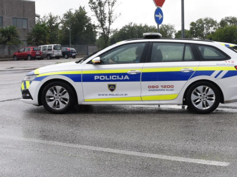 V Ajdovščini so se 68-letniku na roke lepile registrske tablice