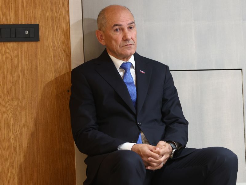 Za 20 evrov podarjenih klobas mora SDS plačati skoraj 60 tisoč evrov kazni