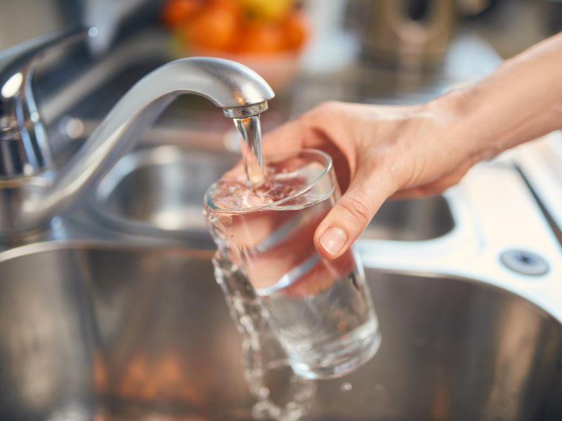 Kakovost vode iz pipe v Sloveniji: Kaj vpliva na varnost in okus?
