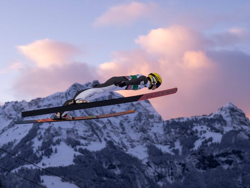 Udarec za slovenskega trenerja: Huda poškodba skakalca, potrebna operacija