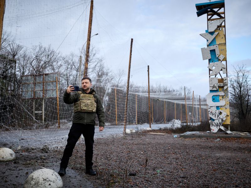Zelenski obiskal vojake blizu Kupjanska v regiji Harkov