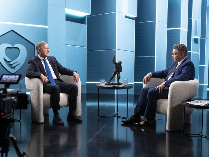 Erjavčeve teze: prenova države na vratih parlamenta.