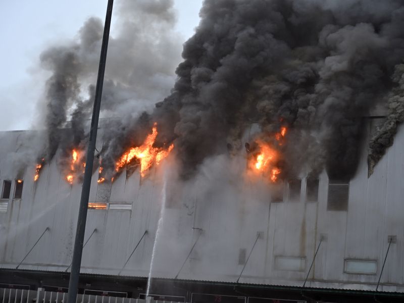FOTO: V Ljubljani zagorelo skladišče Spara