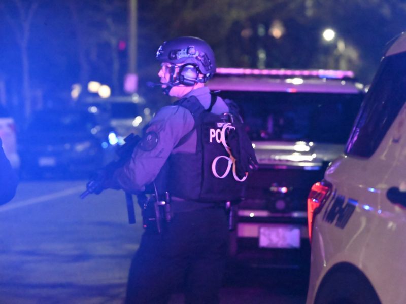 Streljal na študente: Dva mrtva, osumljenec na begu (video)