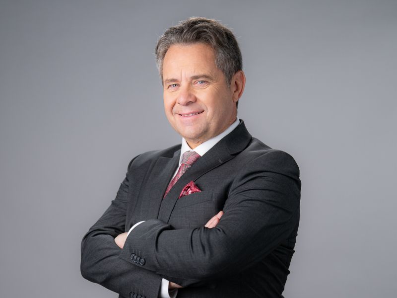 Erjavčeve teze: prenova države na vratih parlamenta.