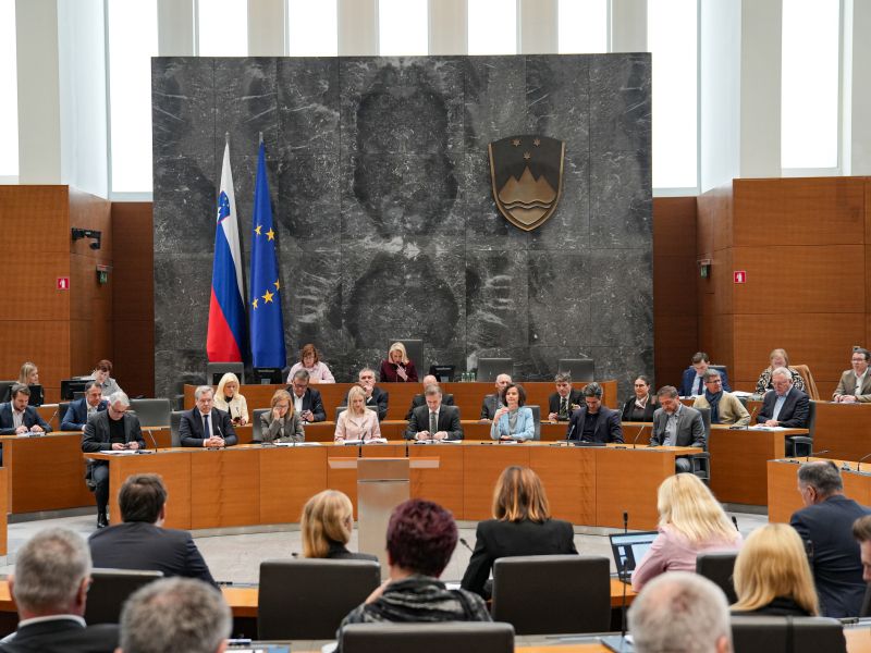 Poslanci na zadnjem zasedanju DZ letos, Golob odgovarjal na vprašanja