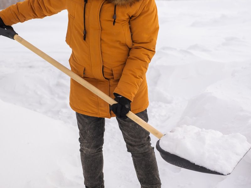 Pozabite na sol, s tem odstranite led brez poškodb betona