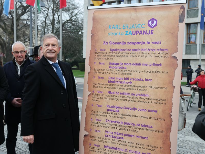 Erjavčeve teze: prenova države na vratih parlamenta.