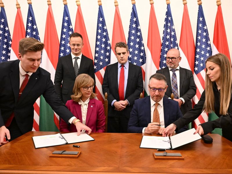 Orban bo kupoval ameriški plin, a ostaja zvest tudi Putinu