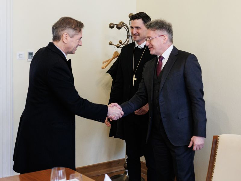 Premier Golob sprejel novega evangeličanskega škofa Ernišo