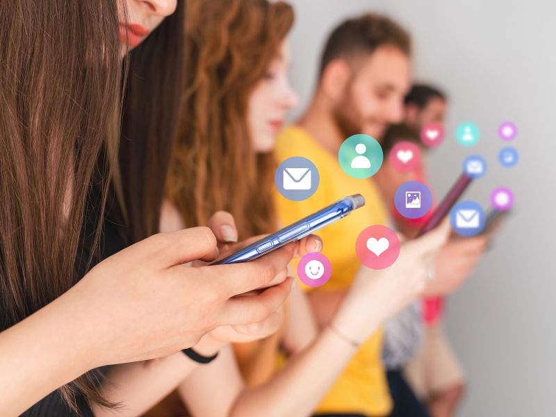 Prepoznate digitalno zasvojenost? Otroci in odrasli v pasti telefonov