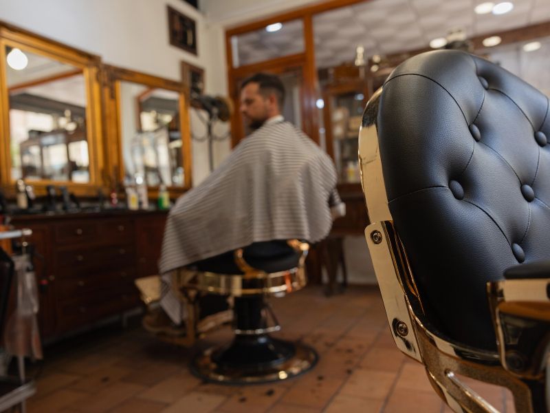 Zagovornik ugotovil diskriminacijo, ker je brivnica zavrnila žensko, ki je želela moško frizuro