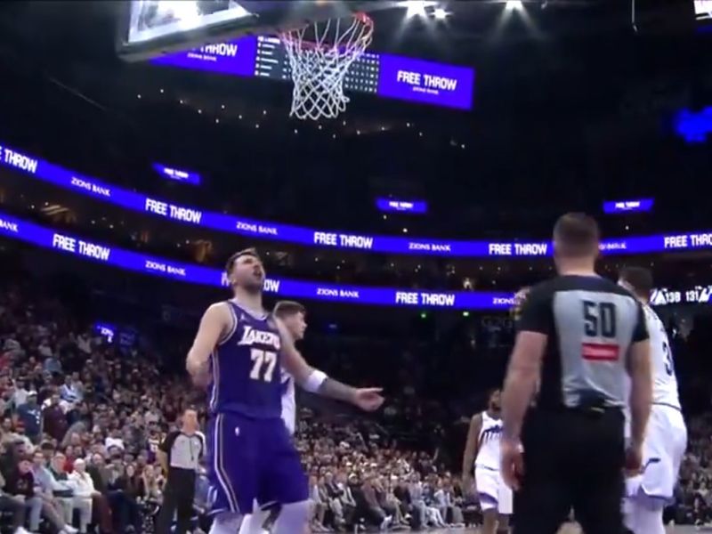 Dončić na ves glas - nasprotnik zgrešil, Luka zavpil in nasmejal (video)