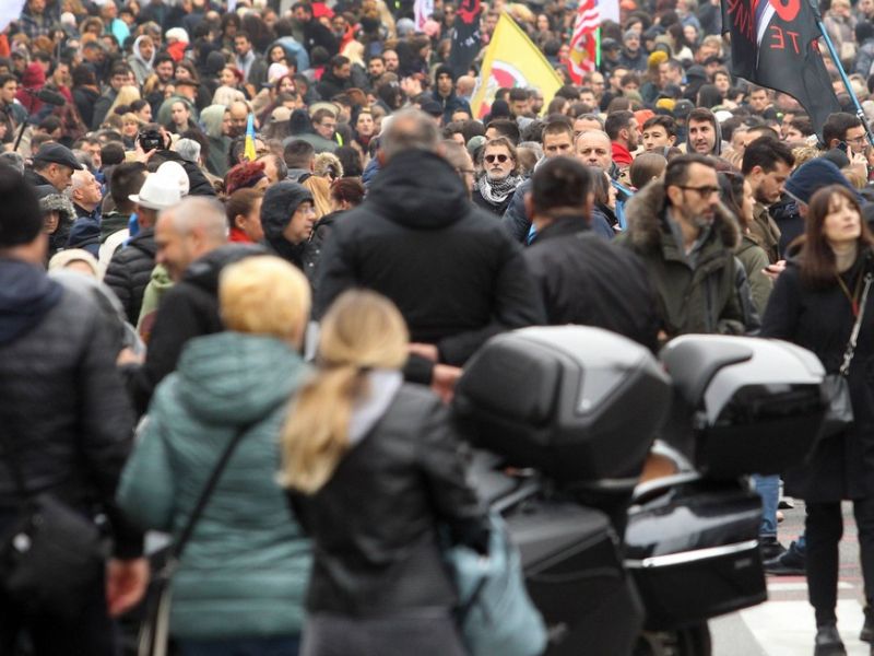 V Novem Pazarju študenti in profesorji združeni na ulicah mesta (video)