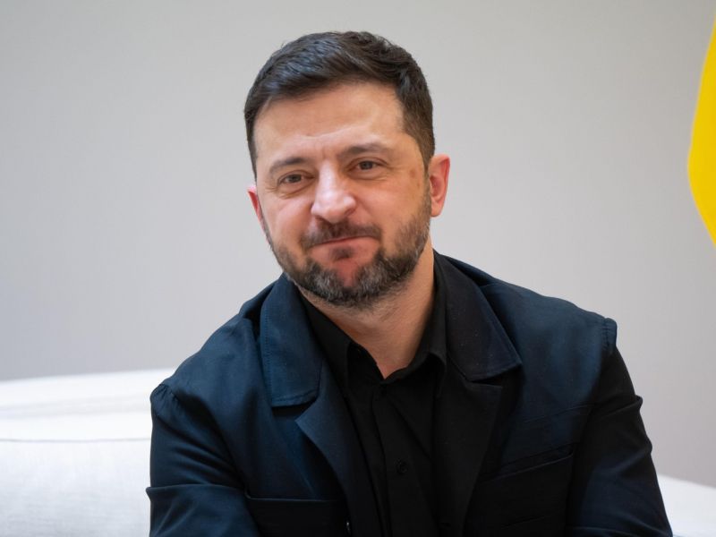 Kremelj zanikal pripravo tristranskih mirovnih pogovorov, Putin pa je pripravljen na pogovor z Macronom