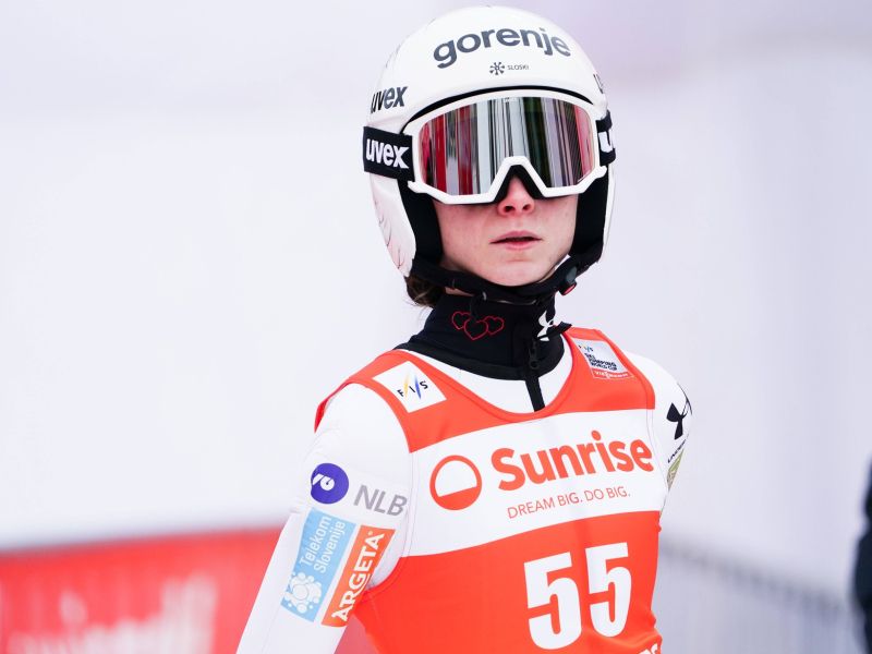 Nika Prevc v boju za novo zmago, vodilna Japonka daleč zadaj