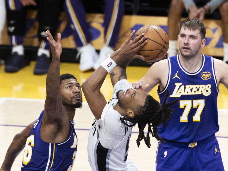 Zvezda LA-ja brutalno kaznovana, ker je sodniku... NBA brez usmiljenja