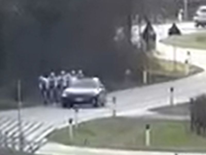 Streljal na kolesarsko ekipo na treningu, osupljiv posnetek s ceste (video)