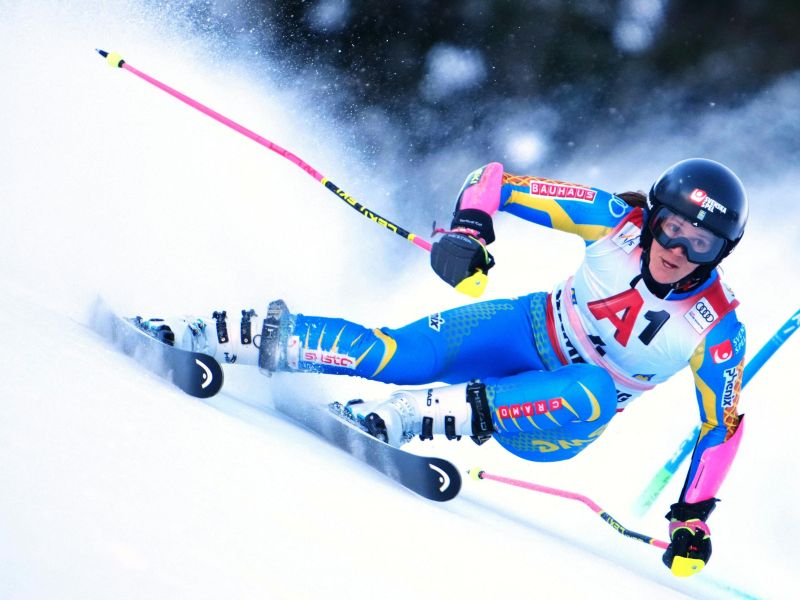 Ana Bucik visela na robu, vodi Švedinja, Shiffrin v težavah