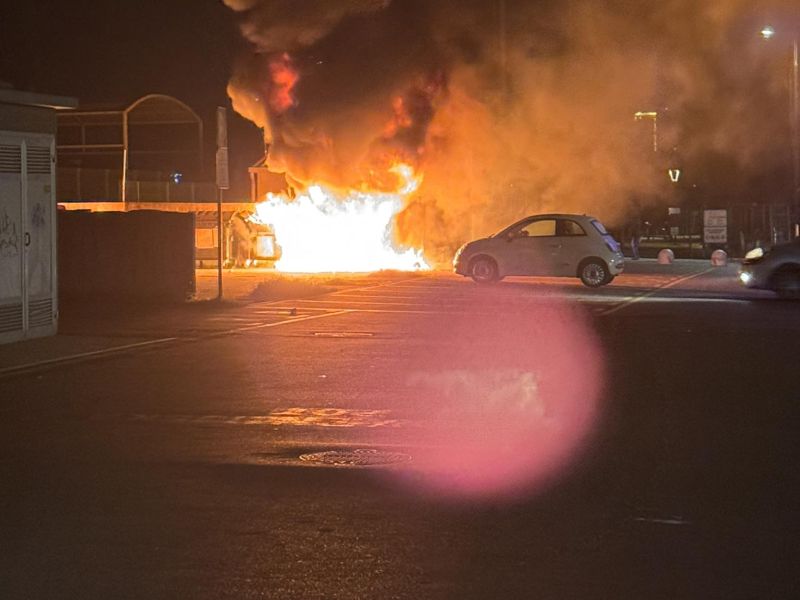 Mladoletniki v Kopru s pirotehniko ogrožali mimoidoče in zanetili požar