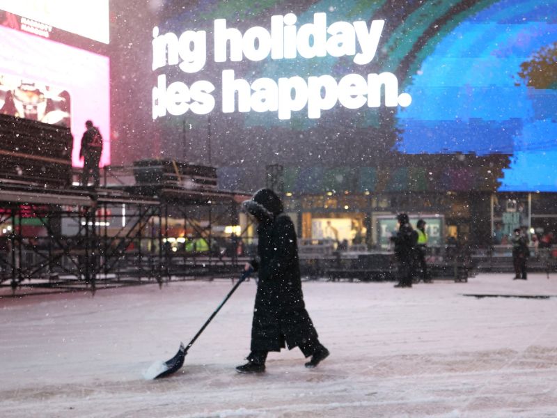 Sneženje pred novim letom prizemljilo letala