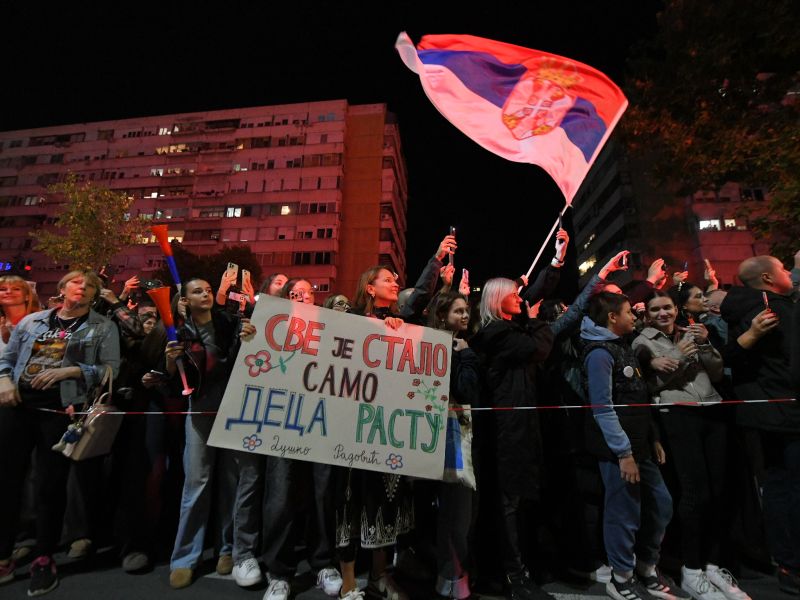 V Srbiji poteka zbiranje podpisov za izredne volitve