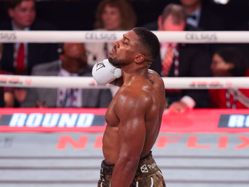 Boksarski velezvezdnik udeležen v hudi nesreči, umrli dve osebi