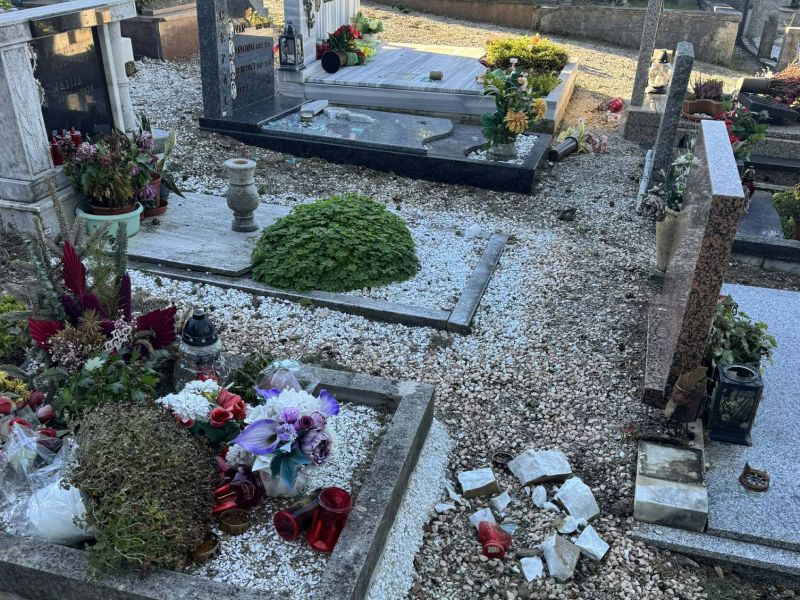 Neznanec pustošil po grobovih: škode že zdaj za 20.000 evrov