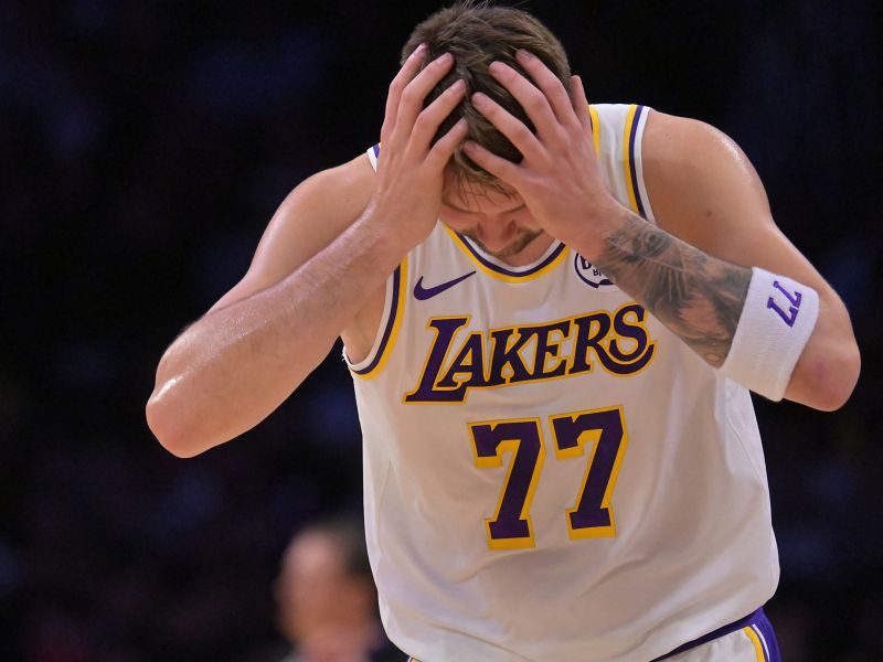 Dončić v težavah, Reaves ga je takole rešil - poškodovan s klopi v civilki