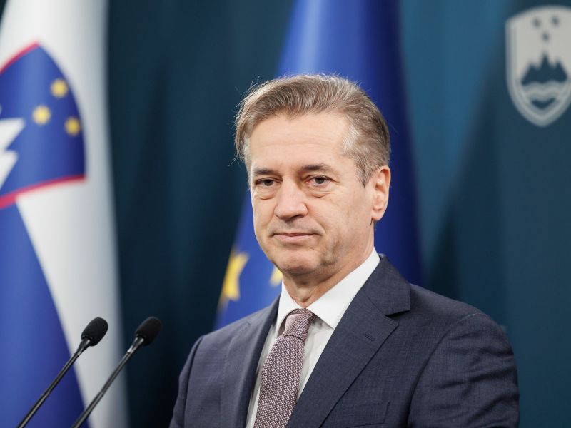 Golob v novoletni poslanici: Zazrimo se v oči ljudi, ki nas obkrožajo