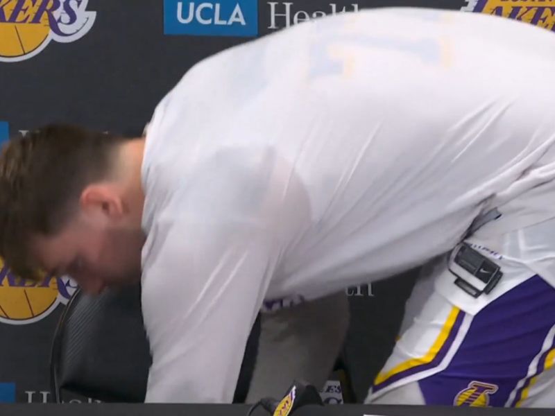 Dončiću telefon padel iz rok, kar je sledilo, je nasmejalo vse (video)