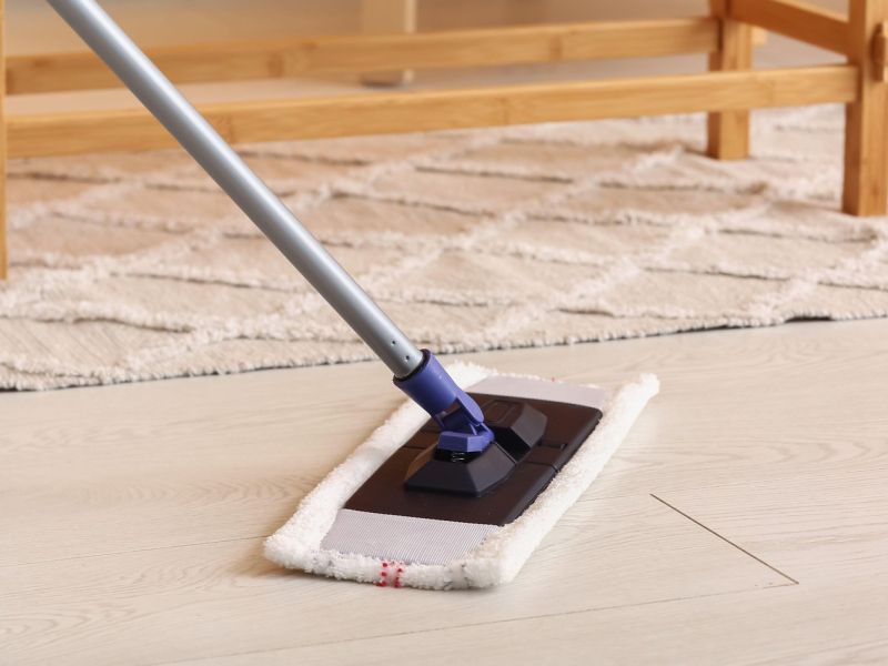 Najpogostejše napake pri čiščenju tal, ki uničujejo vinil in parket
