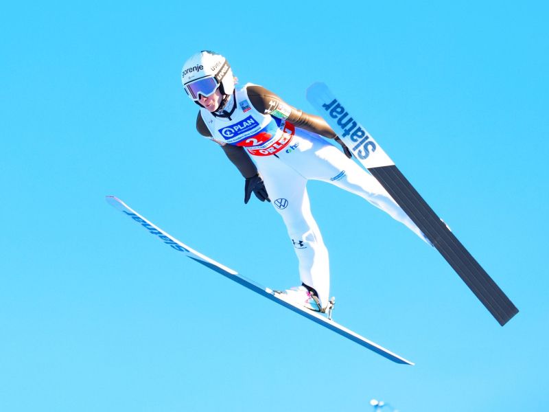 Nika Prevc prepričljivo zmagala na uvodni tekmi turneje dveh večerov v Garmisch-Partenkirchnu