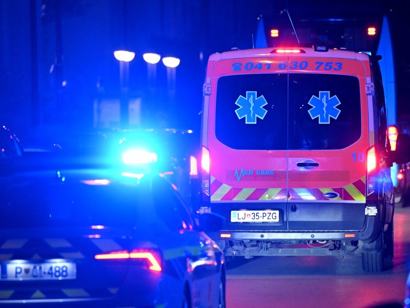 28-letnik čelno v nasproti vozeči avtomobil: Drugi voznik umrl