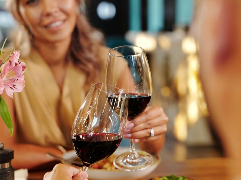 Gledate ob nazdravljanju sogovornika v oči? Kaj to pove o vas