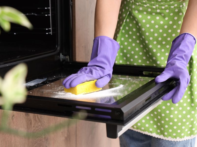 Tako se pečica sama očisti čez noč