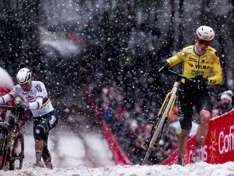 Veliki Pogačarjev tekmec si je v snežnem metežu poškodoval nogo