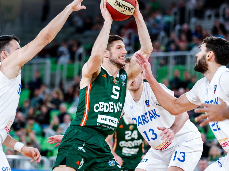 Zmaji vračajo udarec Srbom. Tokrat so jih oni premagali za 20