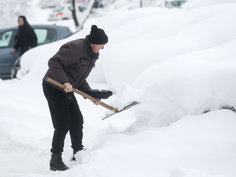 Sneženje ohromilo Balkan: V Sarajevu umrla ženska
