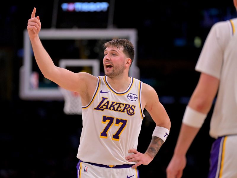 Šef Lakersov čakal Dončića, kar se je po zmagi zgodilo v tunelu, odmeva