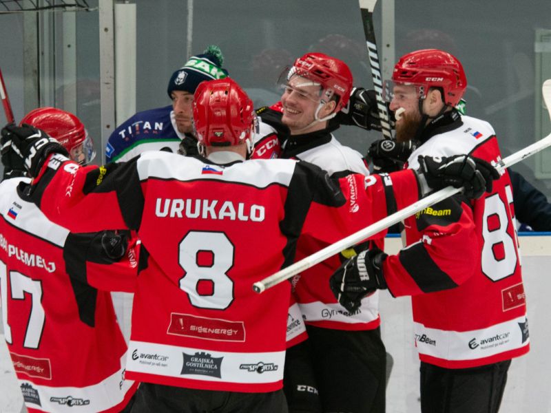 Jeseniški kaos: Odpustili trenerja in hitro občutili ves gnev javnosti